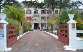 Drei verschiedene Küstenhotels empfangen die Familien am Abend